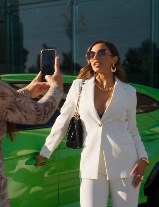 La empujó dos veces frente al Lamborghini verde… hasta que descubrió quién era la verdadera dueña