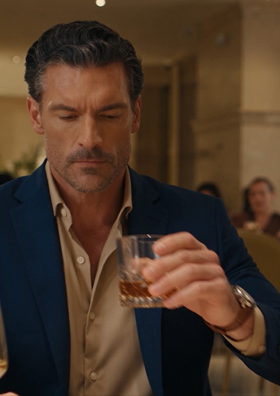 El mesero detuvo el vaso segundos antes de que bebiera, pero la pastilla en el mármol escondía una traición mucho mayor